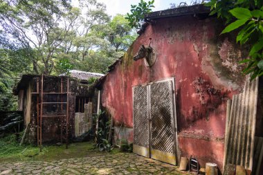 Tijuca Park, Rio de Janeiro, Brezilya 'daki yeşil yağmur ormanlarındaki eski tarihi binicilik evi ahırı