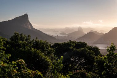 Vista Chinesa 'dan yağmur ormanlarına, şehre ve dağlara, Tijuca Park, Rio de Janeiro, Brezilya