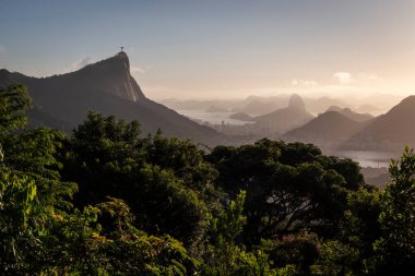 Vista Chinesa 'dan yağmur ormanlarına, şehre ve dağlara, Tijuca Park, Rio de Janeiro, Brezilya