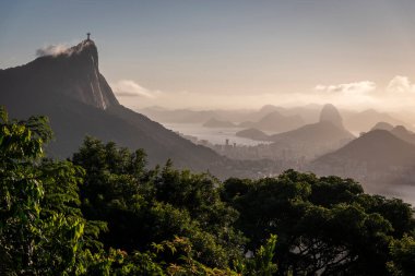 Vista Chinesa 'dan yağmur ormanlarına, şehre ve dağlara, Tijuca Park, Rio de Janeiro, Brezilya