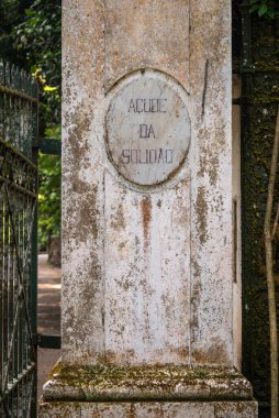 Yeşil yağmur ormanlarındaki eski tarihi çıkış kapısı Tijuca Park, Rio de Janeiro, Brezilya