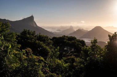 Vista Chinesa 'dan yağmur ormanlarına, şehre ve dağlara, Tijuca Park, Rio de Janeiro, Brezilya