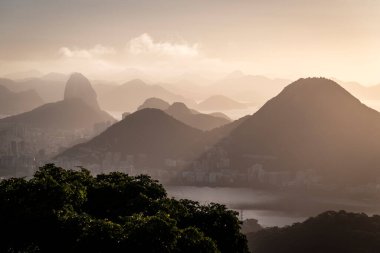Vista Chinesa 'dan yağmur ormanlarına, şehre ve dağlara, Tijuca Park, Rio de Janeiro, Brezilya