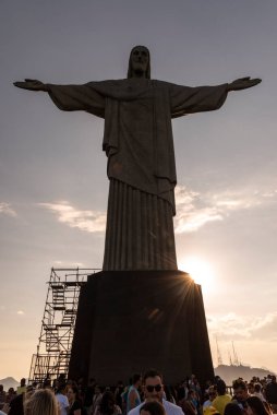 Corcovado Dağı, Rio de Janeiro, Brezilya 'daki İsa Heykeli altında turistler
