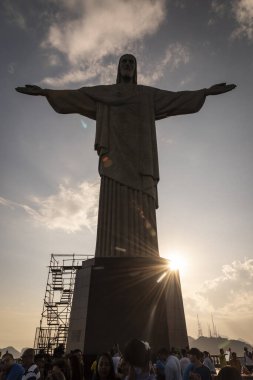 Corcovado Dağı, Rio de Janeiro, Brezilya 'daki İsa Heykeli altında turistler
