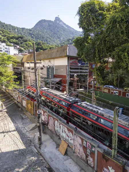 Gyönyörű Kilátás Nyílik Corcovado Piros Villamosmegállójára Zöld Esőerdőkre Hátoldalon Rio Stock Kép