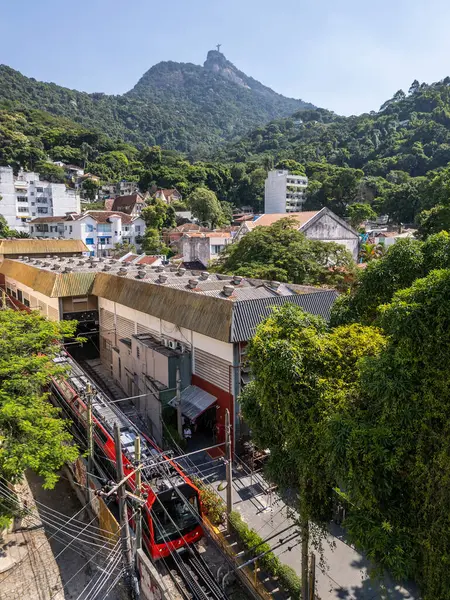 Gyönyörű Kilátás Nyílik Corcovado Piros Villamosmegállójára Zöld Esőerdőkre Hátoldalon Rio Jogdíjmentes Stock Fotók