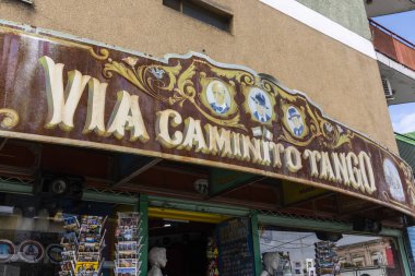 Arjantin, Buenos Aires, La Boca 'daki Via Caminito Tango adlı hediyelik eşya dükkanının önünde.