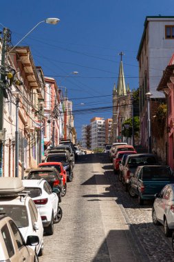 Valparaiso, Şili 'deki cadde ve evler için güzel bir manzara  