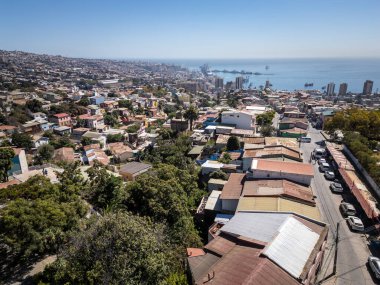 Valparaiso, Şili tepelerindeki şehir binaları ve evler için güzel bir manzara