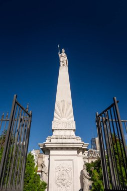 Plaza de Mayo, Buenos Aires, Arjantin 'deki beyaz tarihi anıta güzel bir manzara