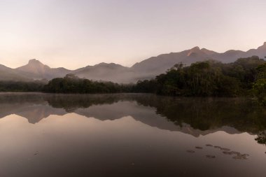 Su yansımaları ve dağları olan güzel göl yeşil yağmur ormanları bölgesinde, REGUA, Cachoeiras de Macacu, Rio de Janeiro, Brezilya