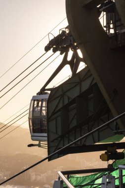 Sugar Loaf Mountain teleferiğinden yeşil yağmur ormanlarına, okyanus ve şehre, Rio de Janeiro, Brezilya