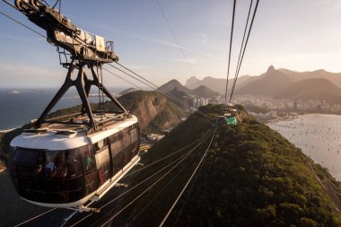 Sugar Loaf Mountain teleferiğinden yeşil yağmur ormanlarına, okyanus ve şehre, Rio de Janeiro, Brezilya