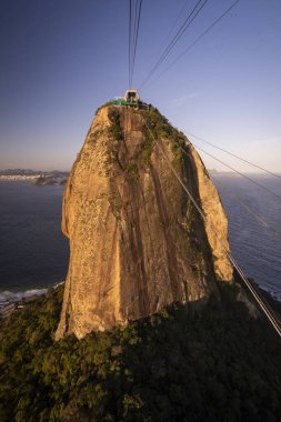 Sugar Loaf Mountain teleferiğinden yeşil yağmur ormanlarına, okyanus ve şehre, Rio de Janeiro, Brezilya