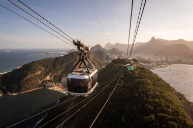 Sugar Loaf Mountain teleferiğinden yeşil yağmur ormanlarına, okyanus ve şehre, Rio de Janeiro, Brezilya