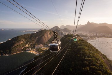 Sugar Loaf Mountain teleferiğinden yeşil yağmur ormanlarına, okyanus ve şehre, Rio de Janeiro, Brezilya