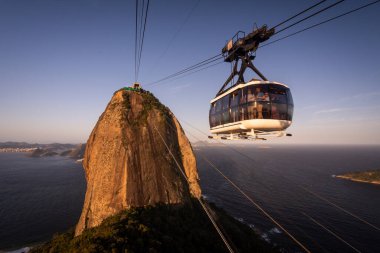 Sugar Loaf Mountain teleferiğinden yeşil yağmur ormanlarına, okyanus ve şehre, Rio de Janeiro, Brezilya