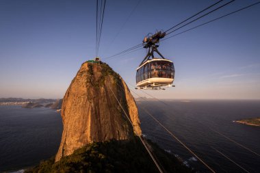 Sugar Loaf Mountain teleferiğinden yeşil yağmur ormanlarına, okyanus ve şehre, Rio de Janeiro, Brezilya