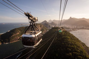 Sugar Loaf Mountain teleferiğinden yeşil yağmur ormanlarına, okyanus ve şehre, Rio de Janeiro, Brezilya
