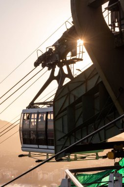 Sugar Loaf Mountain teleferiğinden yeşil yağmur ormanlarına, okyanus ve şehre, Rio de Janeiro, Brezilya