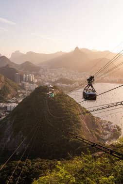 Sugar Loaf Mountain teleferiğinden yeşil yağmur ormanlarına, okyanus ve şehre, Rio de Janeiro, Brezilya
