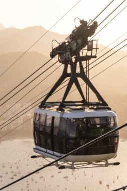 Sugar Loaf Mountain teleferiğinden yeşil yağmur ormanlarına, okyanus ve şehre, Rio de Janeiro, Brezilya