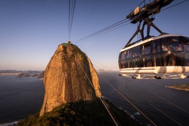 Sugar Loaf Mountain teleferiğinden yeşil yağmur ormanlarına, okyanus ve şehre, Rio de Janeiro, Brezilya