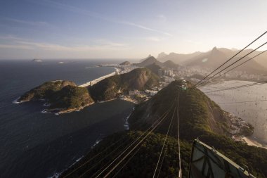 Sugar Loaf Mountain teleferiğinden yeşil yağmur ormanlarına, okyanus ve şehre, Rio de Janeiro, Brezilya
