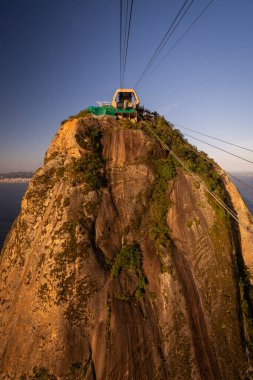 Sugar Loaf Mountain teleferiğinden yeşil yağmur ormanlarına, okyanus ve şehre, Rio de Janeiro, Brezilya