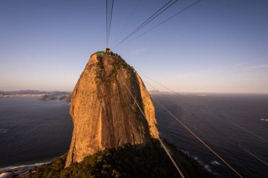 Sugar Loaf Mountain teleferiğinden yeşil yağmur ormanlarına, okyanus ve şehre, Rio de Janeiro, Brezilya