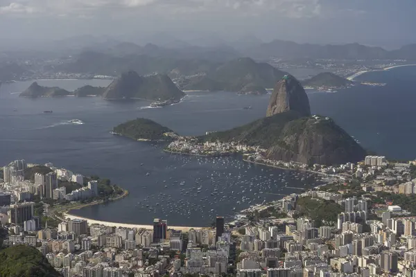Kurtarıcı İsa 'nın Rio de Janeiro, Brezilya' daki dağların ve şehrin güzel manzarası.