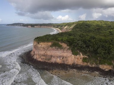 Brezilya 'nın Rio Grande do Norte eyaletinde, Pipa' da turuncu kumlu kayalıkları olan vahşi sahile güzel bir hava manzarası