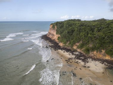Brezilya 'nın Rio Grande do Norte eyaletinde, Pipa' da turuncu kumlu kayalıkları olan vahşi sahile güzel bir hava manzarası
