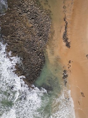 Brezilya 'nın Rio Grande do Norte eyaletinde, Pipa' daki vahşi sahil doğal kaya su havuzlarının güzel hava manzarası