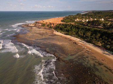 Pipa, Rio Grande do Norte Eyaleti, Brezilya 'daki düz turuncu uçurum ve vahşi plajlara güzel bir hava manzarası.