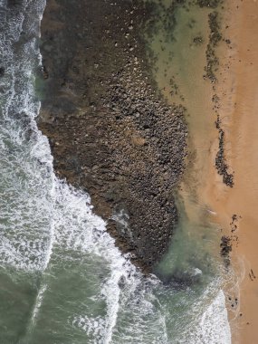 Brezilya 'nın Rio Grande do Norte eyaletinde, Pipa' daki vahşi sahil doğal kaya su havuzlarının güzel hava manzarası