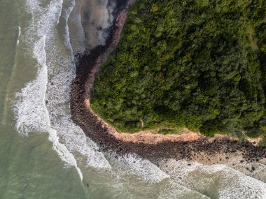 Brezilya 'nın Rio Grande do Norte eyaletinde, Pipa' da turuncu kumlu kayalıkları olan vahşi sahile güzel bir hava manzarası
