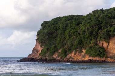 Brezilya 'nın Rio Grande do Norte eyaletinde, Pipa' da turuncu kumlu kayalıkları olan Madeiro sahilinin güzel manzarası