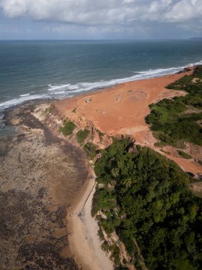 Pipa, Rio Grande do Norte Eyaleti, Brezilya 'daki düz turuncu uçurum ve vahşi plajlara güzel bir hava manzarası.