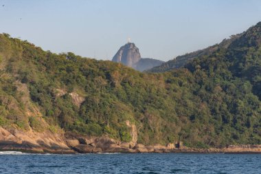 Kurtarıcı İsa 'nın güzel manzarası ve okyanustan görünen yeşil yağmur ormanı dağları, Rio de Janeiro, Brezilya