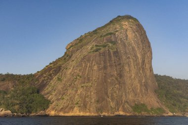 Brezilya Rio de Janeiro 'daki okyanustan Sugar Loaf dağına güzel bir manzara