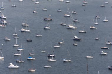 Brezilya Rio de Janeiro 'daki Sugar Loaf Dağı' ndan teknelere yelken açmak için güzel bir manzara.