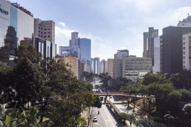 Brezilya 'nın merkezindeki binalara ve geniş caddelere bakın. 