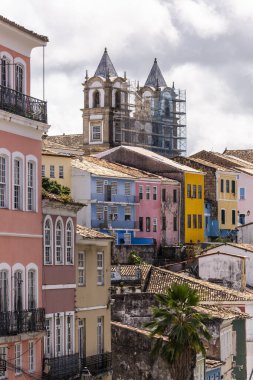 Pelourinho, Salvador, Bahia 'daki eski tarihi kilise ve binaların güzel manzarası
