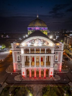 Manaus, Amazonas, Brezilya şehir merkezindeki tarihi Theatro Amazonas opera binasının mavi saat manzarası.