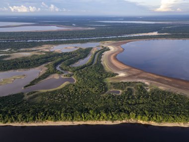 Negro River, Anavilhanas Takımadaları, Amazonlar, Brezilya 'daki güzel hava manzaralı göller ve kanallar