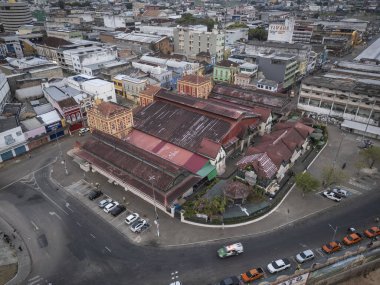 Manaus Limanı, Amazonlar, Brezilya yakınlarındaki eski tarihi pazar binasının güzel hava manzarası