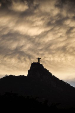 Rio de Janeiro, Brezilya 'da Kurtarıcı İsa heykeli üzerinde güzel bulutlar