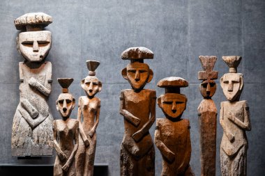 Santiago, Şili 'deki Kolombiya öncesi sanat müzesindeki Paskalya Adası' ndan Rapanui orman moais.